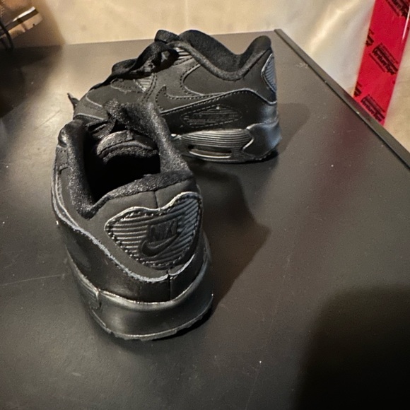 Unisex black nike air shoes size 6 infant toddler - Picture 2 of 3